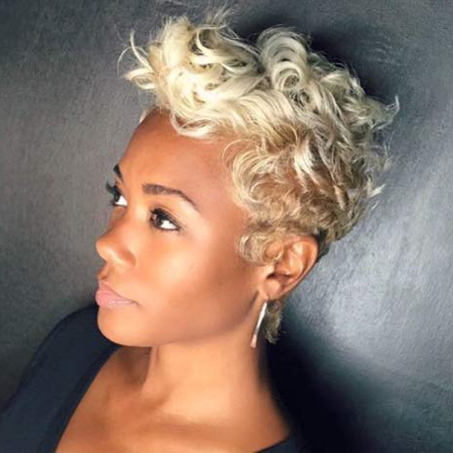 Peluca de pelo corto y rizado Sombrero de fibra química