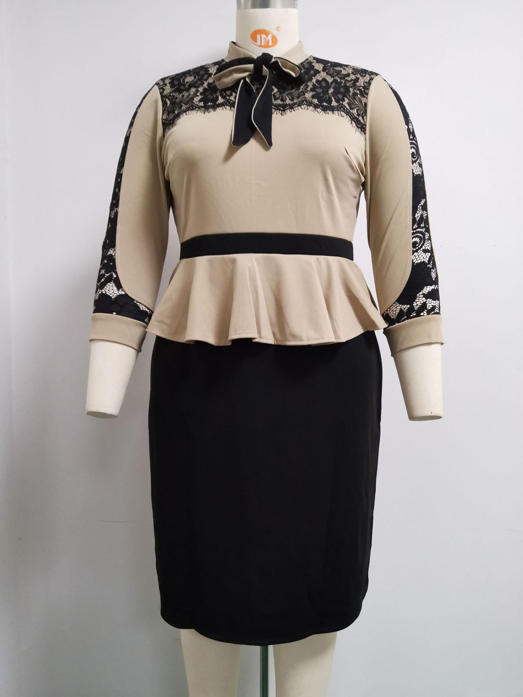 Robe à lacets et nœuds