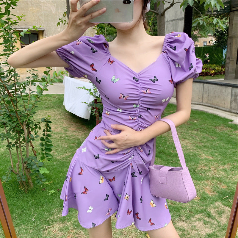 Vestido estampado con falda con volantes y mangas abullonadas plisadas con cuello en V