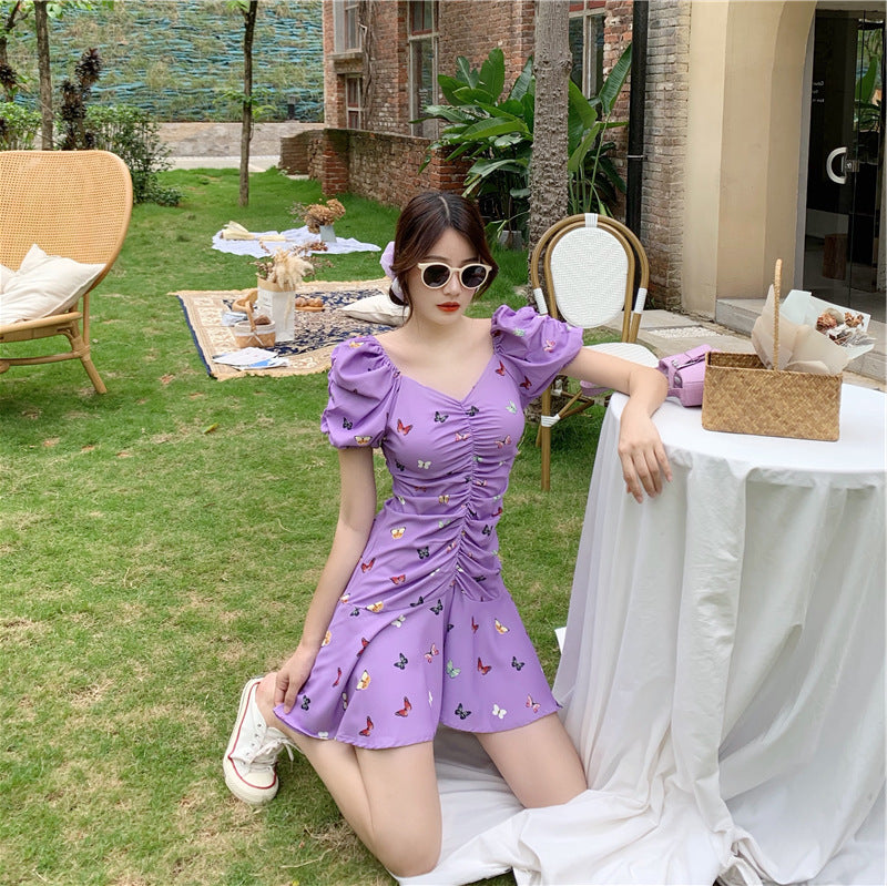 Vestido estampado con falda con volantes y mangas abullonadas plisadas con cuello en V