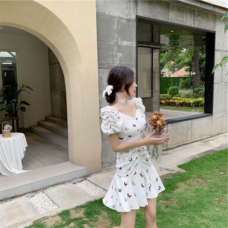 Vestido estampado con falda con volantes y mangas abullonadas plisadas con cuello en V