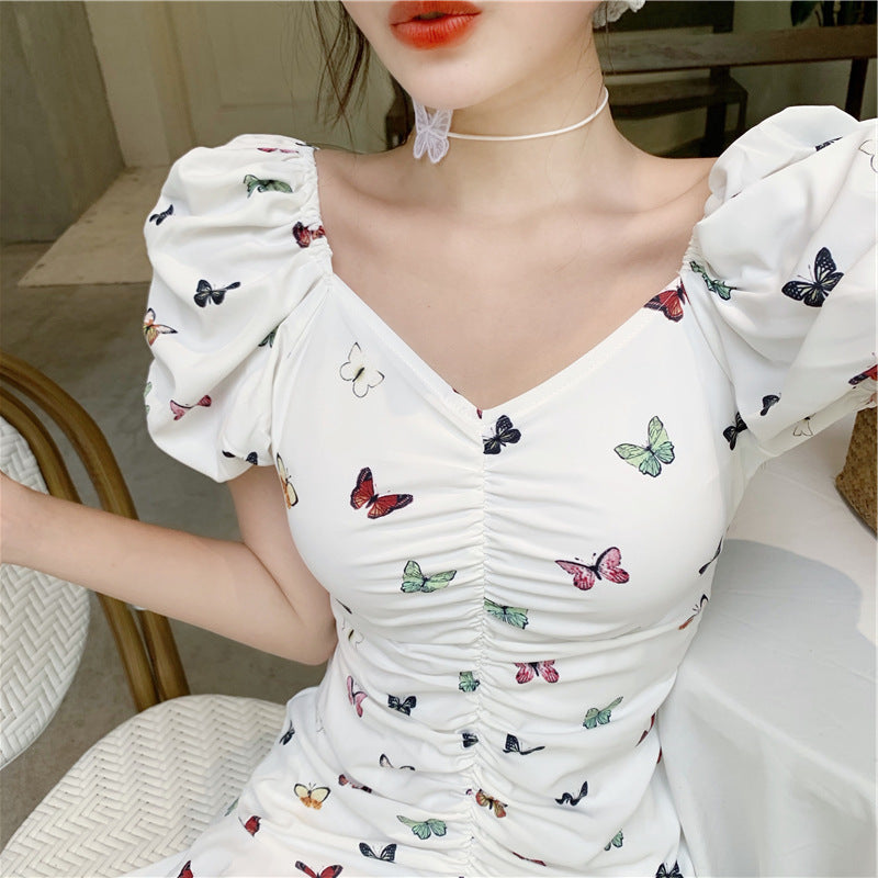 Vestido estampado con falda con volantes y mangas abullonadas plisadas con cuello en V