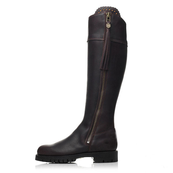 Botas altas de tacón cuadrado bajo con adornos metálicos