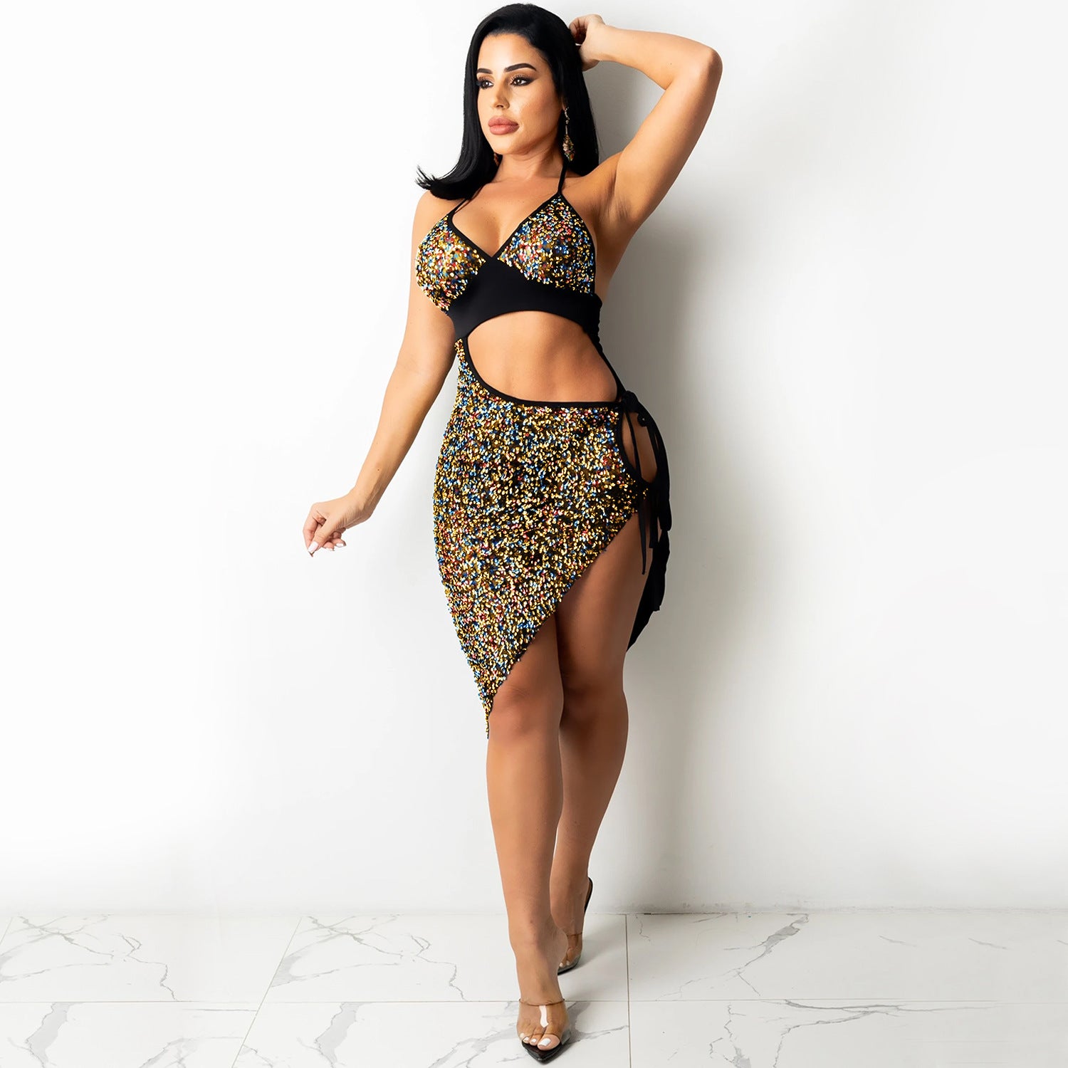 Robe dos nu à sequins avec découpe et fente à lacets