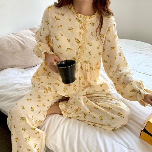 Pyjama à petits carreaux contrastants à imprimé floral