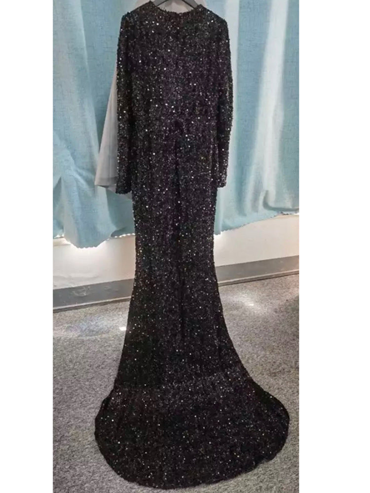 Robe de soirée grise à manches longues et sequins