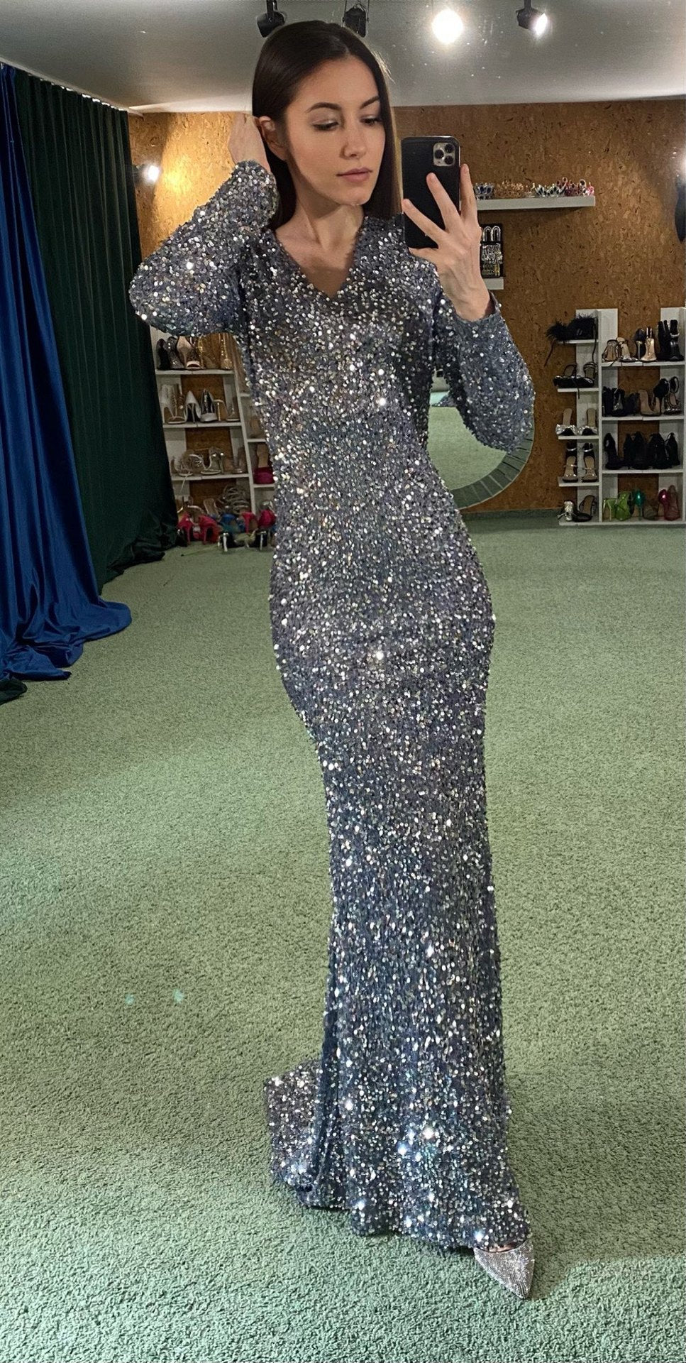 Robe de soirée grise à manches longues et sequins