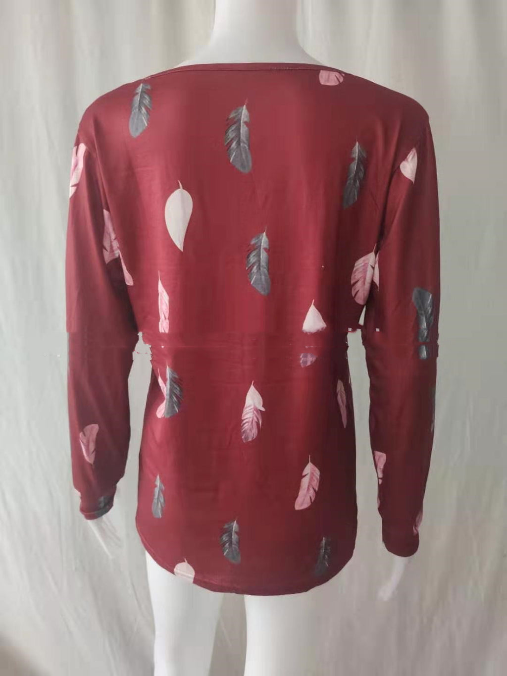 Camiseta holgada de manga larga con estampado de plumas y cremallera con cuello en V para mujer