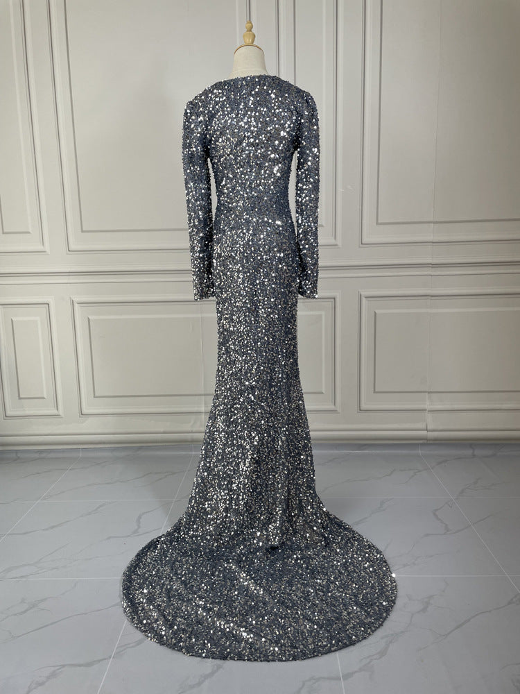 Robe de soirée grise à manches longues et sequins