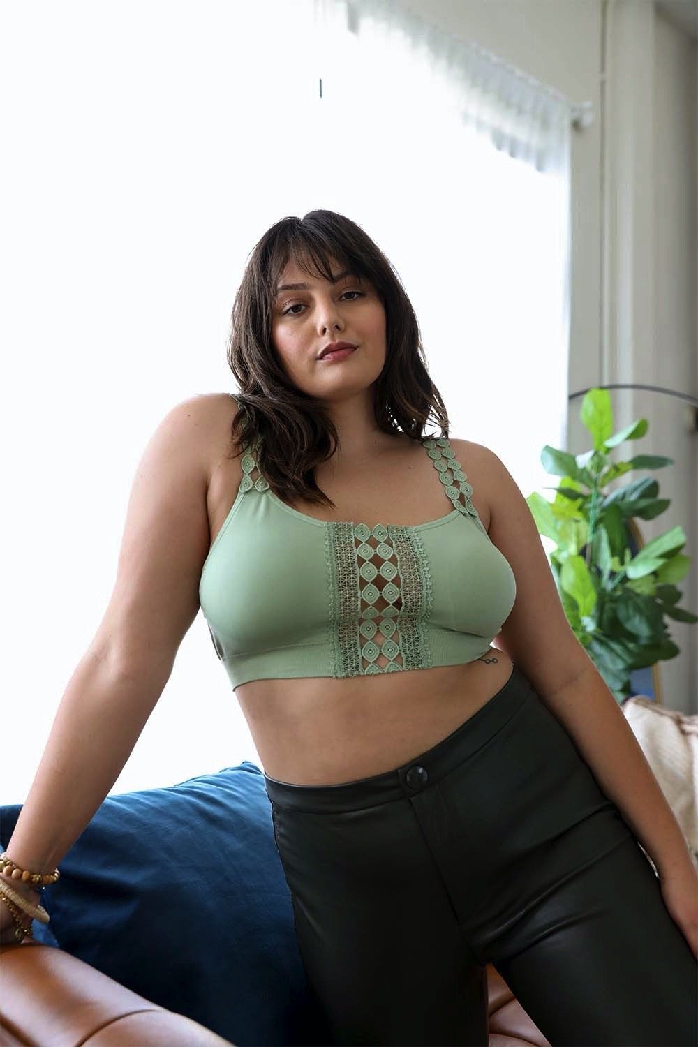 Bralette con aplicación de encaje en los ojos