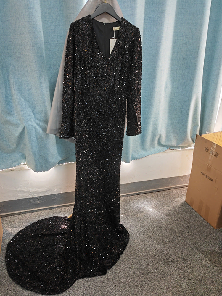 Robe de soirée grise à manches longues et sequins
