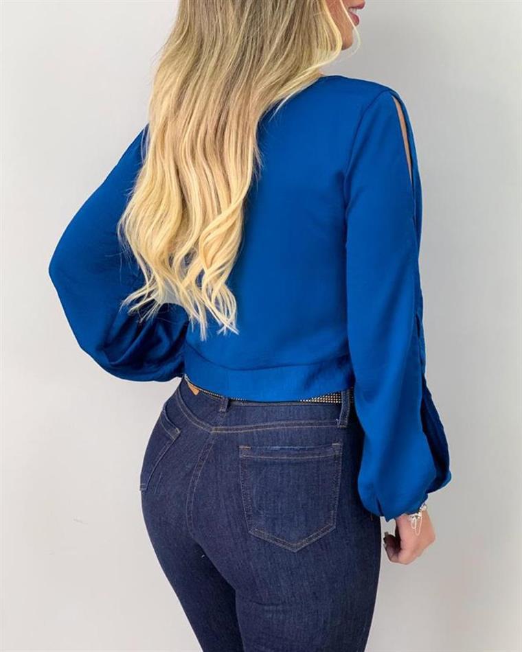 Haut à lacets et découpes à nouer sur le devant