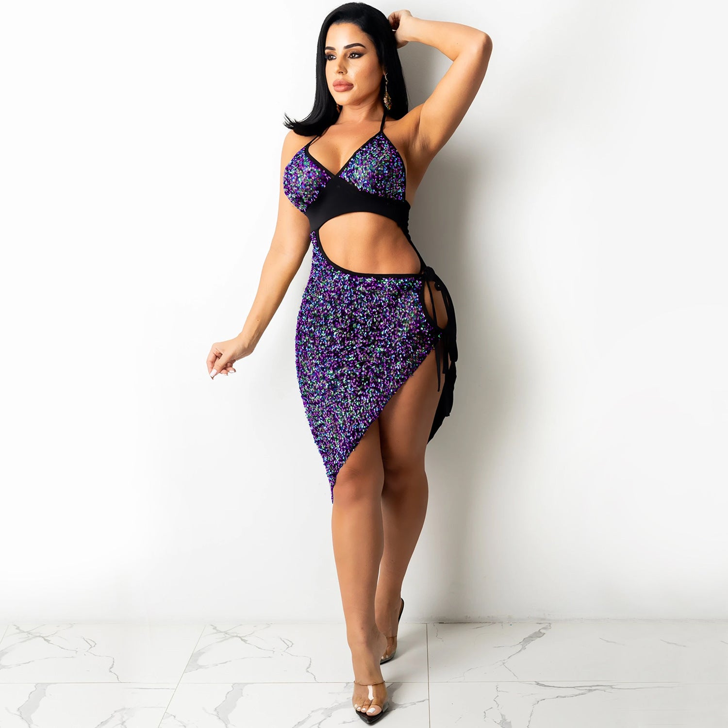 Robe dos nu à sequins avec découpe et fente à lacets