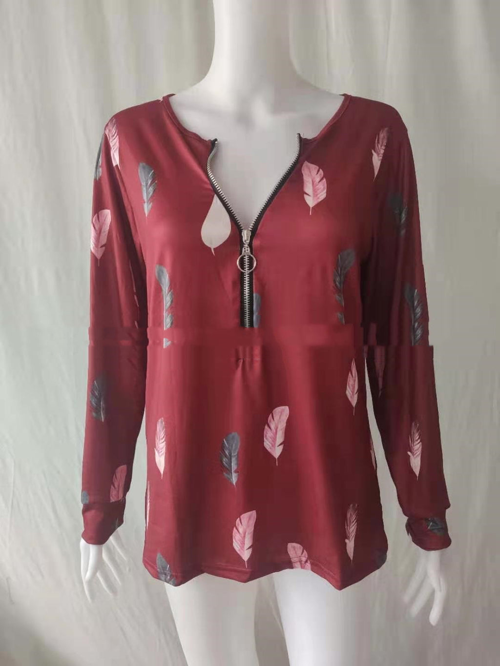 Camiseta holgada de manga larga con estampado de plumas y cremallera con cuello en V para mujer
