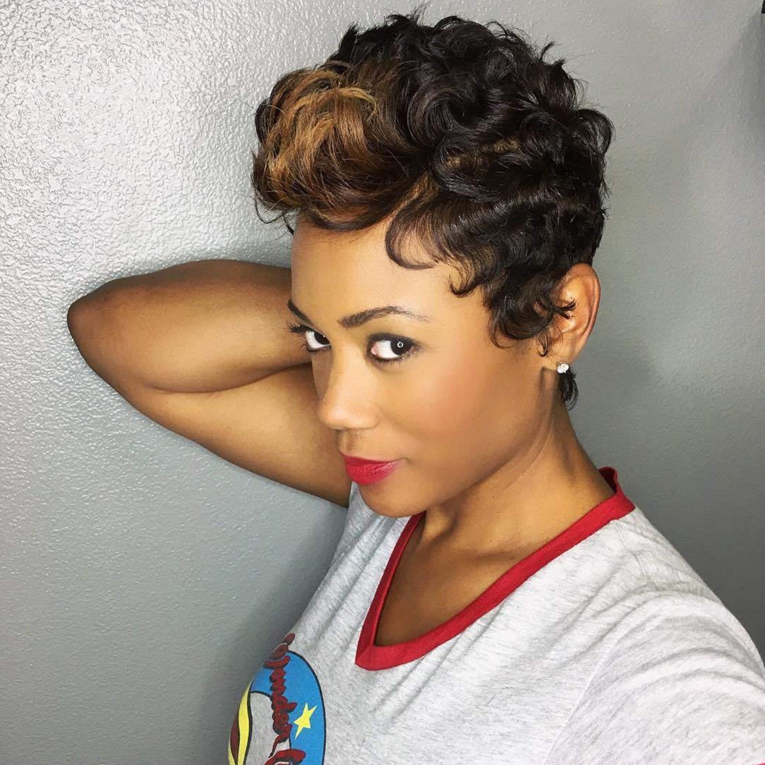 Peluca de pelo corto y rizado Sombrero de fibra química